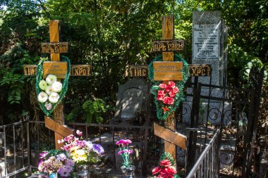 Odesa, Ukrayna, 13 Ağustos 2024 İkinci Hristiyan Mezarlığı. Bunlar geçen yüzyılın ünlü Odesa sakinlerinin ve figürlerinin mezarları. Bazı anıtlar gerçek sanat eserleridir..