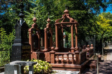 Odesa, Ukrayna, 13 Ağustos 2024 İkinci Hristiyan Mezarlığı. Bunlar geçen yüzyılın ünlü Odesa sakinlerinin ve figürlerinin mezarları. Bazı anıtlar gerçek sanat eserleridir..