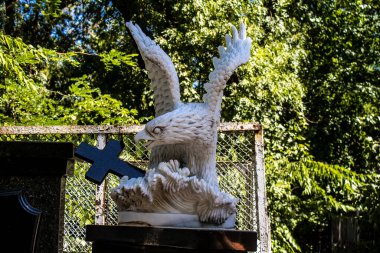 Odesa, Ukrayna, 13 Ağustos 2024 İkinci Hristiyan Mezarlığı. Bunlar geçen yüzyılın ünlü Odesa sakinlerinin ve figürlerinin mezarları. Bazı anıtlar gerçek sanat eserleridir..