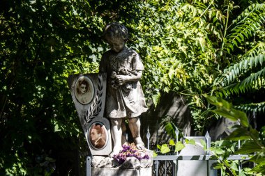 Odesa, Ukrayna, 13 Ağustos 2024 İkinci Hristiyan Mezarlığı. Bunlar geçen yüzyılın ünlü Odesa sakinlerinin ve figürlerinin mezarları. Bazı anıtlar gerçek sanat eserleridir..