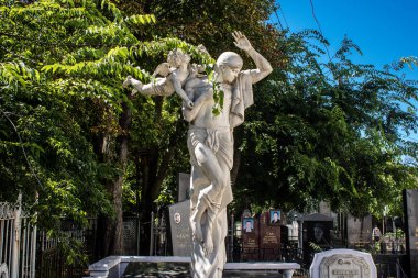 Odesa, Ukrayna, 13 Ağustos 2024 İkinci Hristiyan Mezarlığı. Bunlar geçen yüzyılın ünlü Odesa sakinlerinin ve figürlerinin mezarları. Bazı anıtlar gerçek sanat eserleridir..