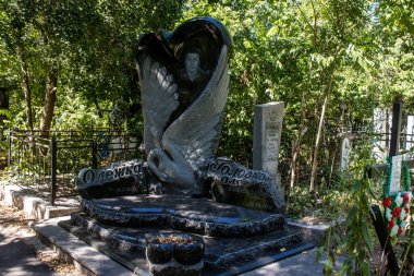 Odesa, Ukrayna, 13 Ağustos 2024 İkinci Hristiyan Mezarlığı. Bunlar geçen yüzyılın ünlü Odesa sakinlerinin ve figürlerinin mezarları. Bazı anıtlar gerçek sanat eserleridir..
