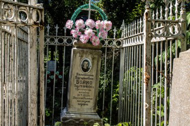 Odesa, Ukrayna, 13 Ağustos 2024 İkinci Hristiyan Mezarlığı. Bunlar geçen yüzyılın ünlü Odesa sakinlerinin ve figürlerinin mezarları. Bazı anıtlar gerçek sanat eserleridir..