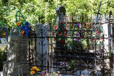 Odesa, Ukrayna, 13 Ağustos 2024 İkinci Hristiyan Mezarlığı. Bunlar geçen yüzyılın ünlü Odesa sakinlerinin ve figürlerinin mezarları. Bazı anıtlar gerçek sanat eserleridir..