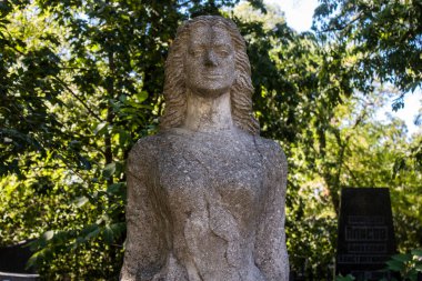 Odesa, Ukrayna, 13 Ağustos 2024 İkinci Hristiyan Mezarlığı. Bunlar geçen yüzyılın ünlü Odesa sakinlerinin ve figürlerinin mezarları. Bazı anıtlar gerçek sanat eserleridir..