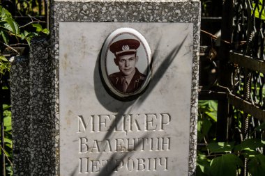 Odesa, Ukrayna, 13 Ağustos 2024 İkinci Hristiyan Mezarlığı. Bunlar geçen yüzyılın ünlü Odesa sakinlerinin ve figürlerinin mezarları. Bazı anıtlar gerçek sanat eserleridir..