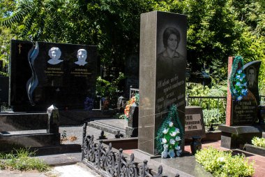 Odesa, Ukrayna, 13 Ağustos 2024 İkinci Hristiyan Mezarlığı. Bunlar geçen yüzyılın ünlü Odesa sakinlerinin ve figürlerinin mezarları. Bazı anıtlar gerçek sanat eserleridir..