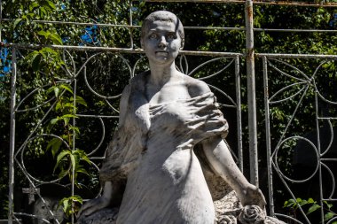 Odesa, Ukrayna, 13 Ağustos 2024 İkinci Hristiyan Mezarlığı. Bunlar geçen yüzyılın ünlü Odesa sakinlerinin ve figürlerinin mezarları. Bazı anıtlar gerçek sanat eserleridir..