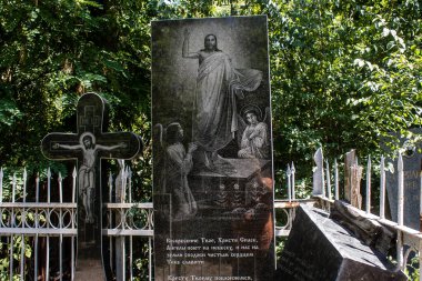 Odesa, Ukrayna, 13 Ağustos 2024 İkinci Hristiyan Mezarlığı. Bunlar geçen yüzyılın ünlü Odesa sakinlerinin ve figürlerinin mezarları. Bazı anıtlar gerçek sanat eserleridir..