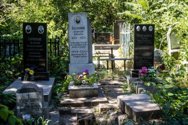 Odesa, Ukrayna, 13 Ağustos 2024 İkinci Hristiyan Mezarlığı. Bunlar geçen yüzyılın ünlü Odesa sakinlerinin ve figürlerinin mezarları. Bazı anıtlar gerçek sanat eserleridir..