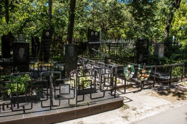 Odesa, Ukrayna, 13 Ağustos 2024 İkinci Hristiyan Mezarlığı. Bunlar geçen yüzyılın ünlü Odesa sakinlerinin ve figürlerinin mezarları. Bazı anıtlar gerçek sanat eserleridir..