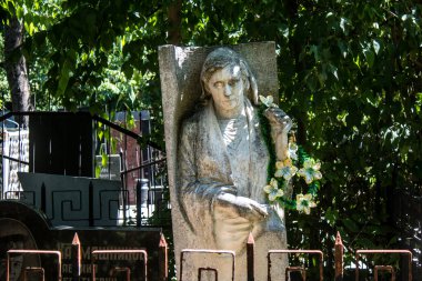 Odesa, Ukrayna, 13 Ağustos 2024 İkinci Hristiyan Mezarlığı. Bunlar geçen yüzyılın ünlü Odesa sakinlerinin ve figürlerinin mezarları. Bazı anıtlar gerçek sanat eserleridir..