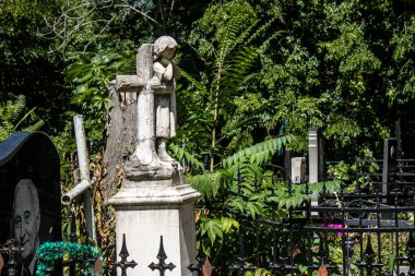 Odesa, Ukrayna, 13 Ağustos 2024 İkinci Hristiyan Mezarlığı. Bunlar geçen yüzyılın ünlü Odesa sakinlerinin ve figürlerinin mezarları. Bazı anıtlar gerçek sanat eserleridir..