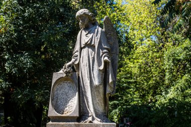 Odesa, Ukrayna, 13 Ağustos 2024 İkinci Hristiyan Mezarlığı. Bunlar geçen yüzyılın ünlü Odesa sakinlerinin ve figürlerinin mezarları. Bazı anıtlar gerçek sanat eserleridir..