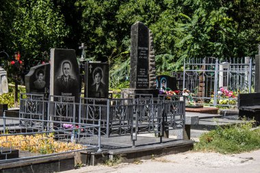 Odesa, Ukrayna, 13 Ağustos 2024 İkinci Hristiyan Mezarlığı. Bunlar geçen yüzyılın ünlü Odesa sakinlerinin ve figürlerinin mezarları. Bazı anıtlar gerçek sanat eserleridir..