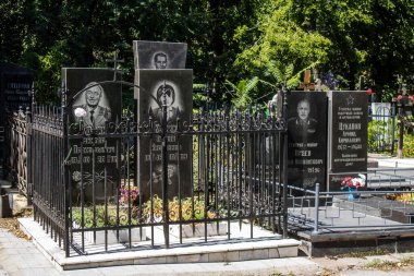 Odesa, Ukrayna, 13 Ağustos 2024 İkinci Hristiyan Mezarlığı. Bunlar geçen yüzyılın ünlü Odesa sakinlerinin ve figürlerinin mezarları. Bazı anıtlar gerçek sanat eserleridir..