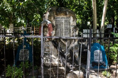 Odesa, Ukrayna, 13 Ağustos 2024 İkinci Hristiyan Mezarlığı. Bunlar geçen yüzyılın ünlü Odesa sakinlerinin ve figürlerinin mezarları. Bazı anıtlar gerçek sanat eserleridir..