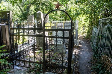 Odesa, Ukrayna, 13 Ağustos 2024 İkinci Hristiyan Mezarlığı. Bunlar geçen yüzyılın ünlü Odesa sakinlerinin ve figürlerinin mezarları. Bazı anıtlar gerçek sanat eserleridir..