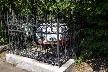 Odesa, Ukrayna, 13 Ağustos 2024 İkinci Hristiyan Mezarlığı. Bunlar geçen yüzyılın ünlü Odesa sakinlerinin ve figürlerinin mezarları. Bazı anıtlar gerçek sanat eserleridir..