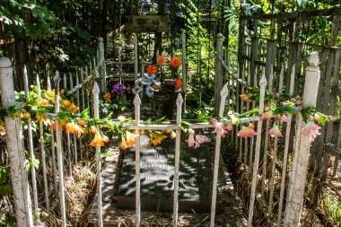 Odesa, Ukrayna, 13 Ağustos 2024 İkinci Hristiyan Mezarlığı. Bunlar geçen yüzyılın ünlü Odesa sakinlerinin ve figürlerinin mezarları. Bazı anıtlar gerçek sanat eserleridir..