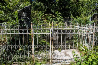 Odesa, Ukrayna, 13 Ağustos 2024 İkinci Hristiyan Mezarlığı. Bunlar geçen yüzyılın ünlü Odesa sakinlerinin ve figürlerinin mezarları. Bazı anıtlar gerçek sanat eserleridir..