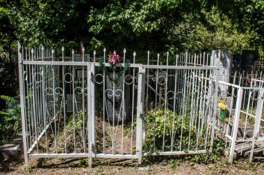 Odesa, Ukrayna, 13 Ağustos 2024 İkinci Hristiyan Mezarlığı. Bunlar geçen yüzyılın ünlü Odesa sakinlerinin ve figürlerinin mezarları. Bazı anıtlar gerçek sanat eserleridir..