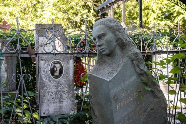 Odesa, Ukrayna, 13 Ağustos 2024 İkinci Hristiyan Mezarlığı. Bunlar geçen yüzyılın ünlü Odesa sakinlerinin ve figürlerinin mezarları. Bazı anıtlar gerçek sanat eserleridir..