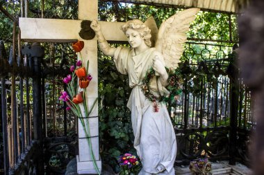 Odesa, Ukrayna, 13 Ağustos 2024 İkinci Hristiyan Mezarlığı. Bunlar geçen yüzyılın ünlü Odesa sakinlerinin ve figürlerinin mezarları. Bazı anıtlar gerçek sanat eserleridir..