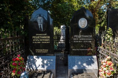 Odesa, Ukrayna, 13 Ağustos 2024 İkinci Hristiyan Mezarlığı. Bunlar geçen yüzyılın ünlü Odesa sakinlerinin ve figürlerinin mezarları. Bazı anıtlar gerçek sanat eserleridir..