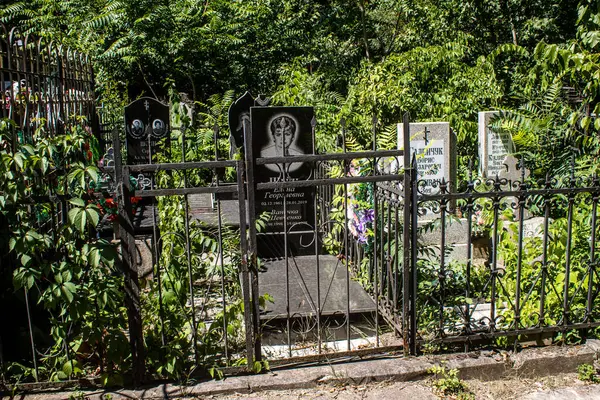 Odesa, Ukrayna, 13 Ağustos 2024 İkinci Hristiyan Mezarlığı. Bunlar geçen yüzyılın ünlü Odesa sakinlerinin ve figürlerinin mezarları. Bazı anıtlar gerçek sanat eserleridir..