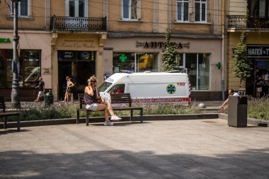 Lviv, Ukrayna, 18 Ağustos 2024. Rusya ile savaş sırasında Lviv şehir merkezinden bir ambulans geçmiş. Lviv tehdit ediliyor ve Rus füzeleri tarafından hedef alınıyor..