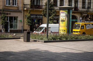 Lviv, Ukrayna, 18 Ağustos 2024. Rusya ile savaş sırasında Lviv şehir merkezinden bir ambulans geçmiş. Lviv tehdit ediliyor ve Rus füzeleri tarafından hedef alınıyor..