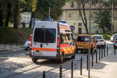 Lviv, Ukrayna, 18 Ağustos 2024. Rusya ile savaş sırasında Lviv şehir merkezinden bir ambulans geçmiş. Lviv tehdit ediliyor ve Rus füzeleri tarafından hedef alınıyor..