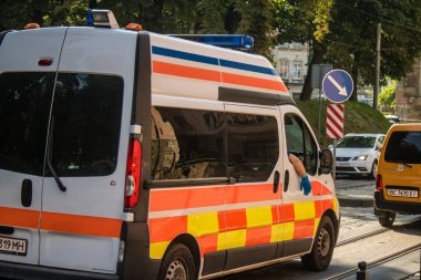 Lviv, Ukrayna, 18 Ağustos 2024. Rusya ile savaş sırasında Lviv şehir merkezinden bir ambulans geçmiş. Lviv tehdit ediliyor ve Rus füzeleri tarafından hedef alınıyor..