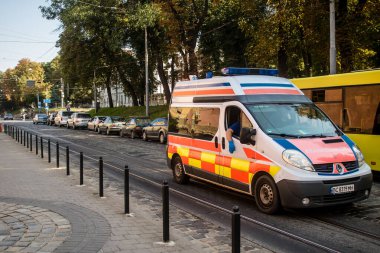 Lviv, Ukrayna, 18 Ağustos 2024. Rusya ile savaş sırasında Lviv şehir merkezinden bir ambulans geçmiş. Lviv tehdit ediliyor ve Rus füzeleri tarafından hedef alınıyor..