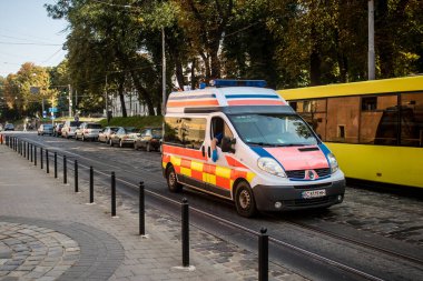 Lviv, Ukrayna, 18 Ağustos 2024. Rusya ile savaş sırasında Lviv şehir merkezinden bir ambulans geçmiş. Lviv tehdit ediliyor ve Rus füzeleri tarafından hedef alınıyor..