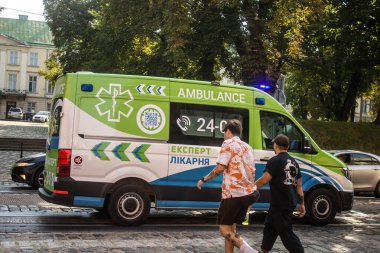 Lviv, Ukrayna, 18 Ağustos 2024. Rusya ile savaş sırasında Lviv şehir merkezinden bir ambulans geçmiş. Lviv tehdit ediliyor ve Rus füzeleri tarafından hedef alınıyor..