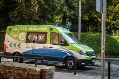 Lviv, Ukrayna, 18 Ağustos 2024. Rusya ile savaş sırasında Lviv şehir merkezinden bir ambulans geçmiş. Lviv tehdit ediliyor ve Rus füzeleri tarafından hedef alınıyor..