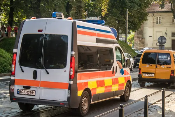 Lviv, Ukrayna, 18 Ağustos 2024. Rusya ile savaş sırasında Lviv şehir merkezinden bir ambulans geçmiş. Lviv tehdit ediliyor ve Rus füzeleri tarafından hedef alınıyor..