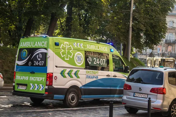 Lviv, Ukrayna, 18 Ağustos 2024. Rusya ile savaş sırasında Lviv şehir merkezinden bir ambulans geçmiş. Lviv tehdit ediliyor ve Rus füzeleri tarafından hedef alınıyor..