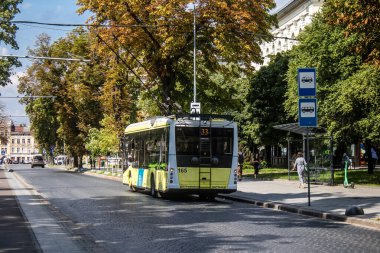 Lviv, Ukrayna, 18 Ağustos 2024 Otobüs Lviv caddelerinde yuvarlanıyor. Kamu hizmetleri savaşa ve şehre Rus silahlı kuvvetlerinin saldırısına rağmen faaliyet gösteriyor..
