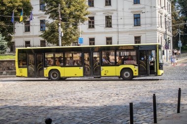 Lviv, Ukrayna, 18 Ağustos 2024 Otobüs Lviv caddelerinde yuvarlanıyor. Kamu hizmetleri savaşa ve şehre Rus silahlı kuvvetlerinin saldırısına rağmen faaliyet gösteriyor..