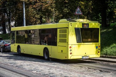 Lviv, Ukrayna, 18 Ağustos 2024 Otobüs Lviv caddelerinde yuvarlanıyor. Kamu hizmetleri savaşa ve şehre Rus silahlı kuvvetlerinin saldırısına rağmen faaliyet gösteriyor..