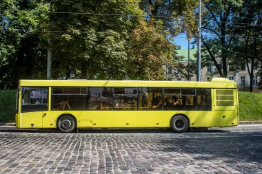 Lviv, Ukrayna, 18 Ağustos 2024 Otobüs Lviv caddelerinde yuvarlanıyor. Kamu hizmetleri savaşa ve şehre Rus silahlı kuvvetlerinin saldırısına rağmen faaliyet gösteriyor..