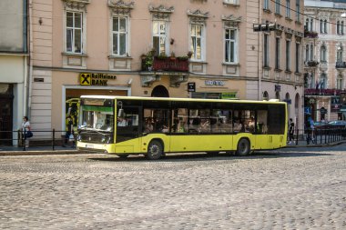 Lviv, Ukrayna, 18 Ağustos 2024 Otobüs Lviv caddelerinde yuvarlanıyor. Kamu hizmetleri savaşa ve şehre Rus silahlı kuvvetlerinin saldırısına rağmen faaliyet gösteriyor..
