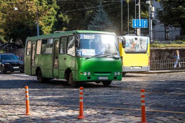 Lviv, Ukrayna, 18 Ağustos 2024 Otobüs Lviv caddelerinde yuvarlanıyor. Kamu hizmetleri savaşa ve şehre Rus silahlı kuvvetlerinin saldırısına rağmen faaliyet gösteriyor..