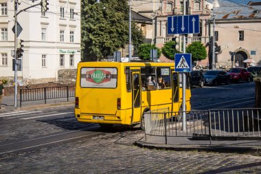 Lviv, Ukrayna, 18 Ağustos 2024 Otobüs Lviv caddelerinde yuvarlanıyor. Kamu hizmetleri savaşa ve şehre Rus silahlı kuvvetlerinin saldırısına rağmen faaliyet gösteriyor..