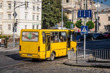 Lviv, Ukrayna, 18 Ağustos 2024 Otobüs Lviv caddelerinde yuvarlanıyor. Kamu hizmetleri savaşa ve şehre Rus silahlı kuvvetlerinin saldırısına rağmen faaliyet gösteriyor..