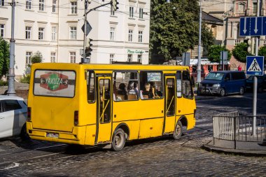 Lviv, Ukrayna, 18 Ağustos 2024 Otobüs Lviv caddelerinde yuvarlanıyor. Kamu hizmetleri savaşa ve şehre Rus silahlı kuvvetlerinin saldırısına rağmen faaliyet gösteriyor..