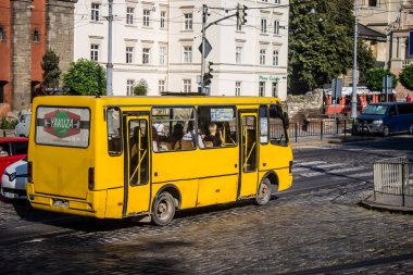 Lviv, Ukrayna, 18 Ağustos 2024 Otobüs Lviv caddelerinde yuvarlanıyor. Kamu hizmetleri savaşa ve şehre Rus silahlı kuvvetlerinin saldırısına rağmen faaliyet gösteriyor..